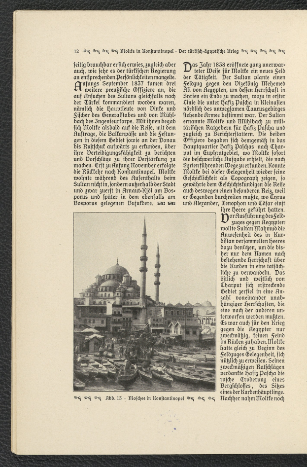 Ein aufgeschlagenes Buch mit einem Bild einer Moschee, umgeben von Text und einer Kulisse aus Gebäuden und Booten auf dem Wasser.