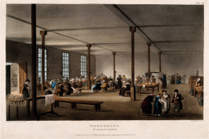 Gemälde eines großen Raums in der St. James's Parish Workhouse, London, mit Menschen auf Bänken und Stehenden, Tischen mit Gegenständen, Säulen, Fenstern, einer Tür und einem Dach.