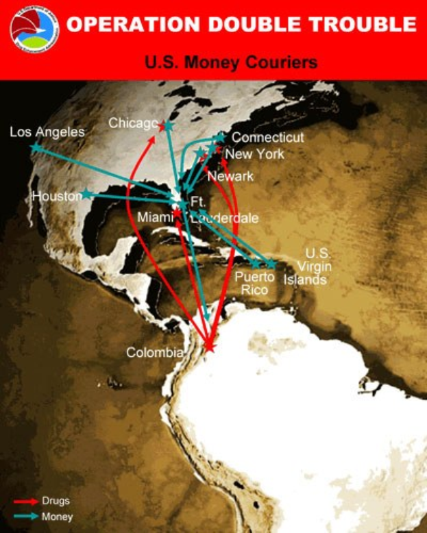 Ein Plakat mit der Aufschrift "Operation Double Trouble: U.S. Money Couriers" zeigt eine Karte der USA, die in zwei Abschnitte unterteilt ist, einen für die Routen der Geldkurier und einen für die Standorte der Geldtransporter, mit fetter schwarzer Schrift auf einem weißen Rand.