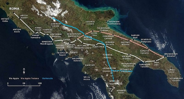 Blaue Linie auf einer Italienkarte zeigt eine kreisförmige Zugroute von Rom, die durch beschriftete Städte und Ortschaften führt.