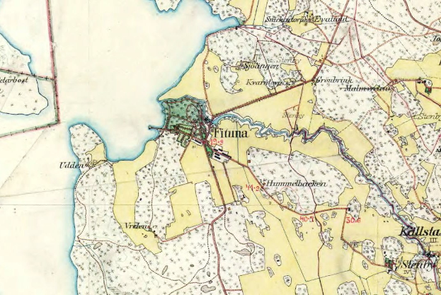 Schwarze und weiße Karte von Fortuna, Deutschland, zeigt Straßen, Gebäude und Sehenswürdigkeiten mit nummerierten Texten.