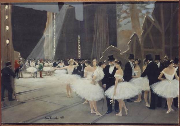 Gemälde mit dem Titel 'Tanz an der Oper' von Jean Beraud, 1889, das eine Gruppe von Tänzern in weißen Tutus und Hüten auf einer Bühne mit Bühnenbeleuchtung und einem Photo-Rahmenrand zeigt.