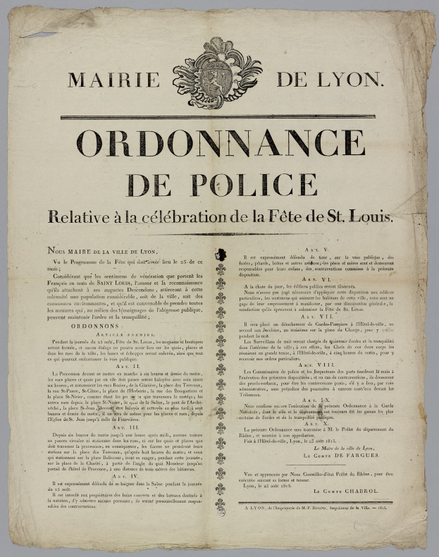Ein verblichenes Gesetzbuch mit der Aufschrift "Ordonnance de Police" und einem krönungsgeschmückten Schild-Logo, mit schwarzem Text auf weißem Hintergrund.