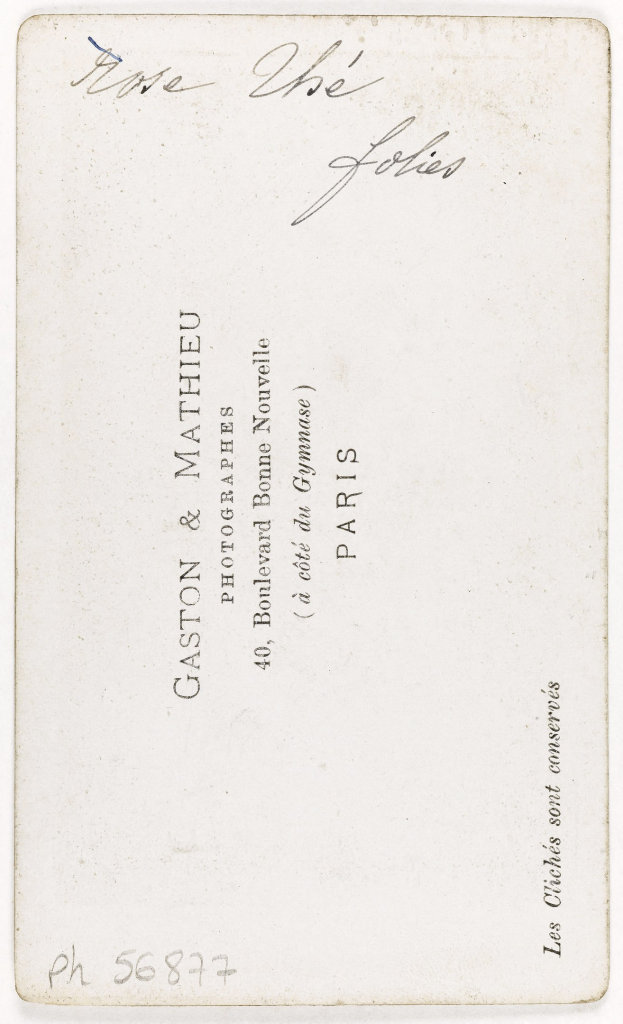 Alte weiße Visitenkarte mit handgeschriebener Nachricht und Empfängername.