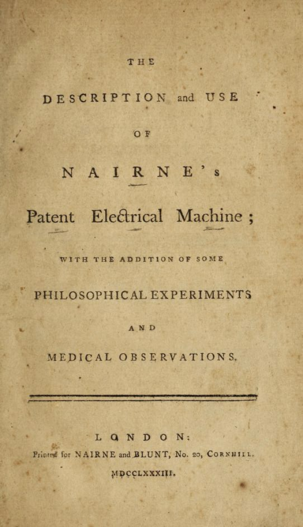 Altes Buch mit dem Titel "Die Beschreibung und Verwendung der Nairneschen elektrischen Maschine mit einigen philosophischen Experimenten und medizinischen Beobachtungen" geöffnet auf einer Textseite.