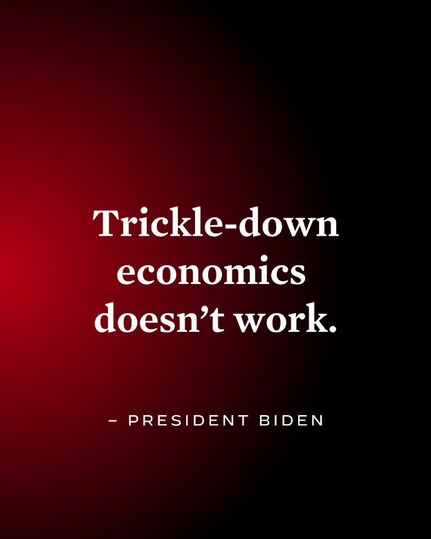 Plakat mit fetter schwarzer Schrift "Trickle-Down Economics Works Not" auf weißem Hintergrund, eingerahmt von einem schmalen schwarzen Rand, begleitet von einem Zitat des Präsidenten.
