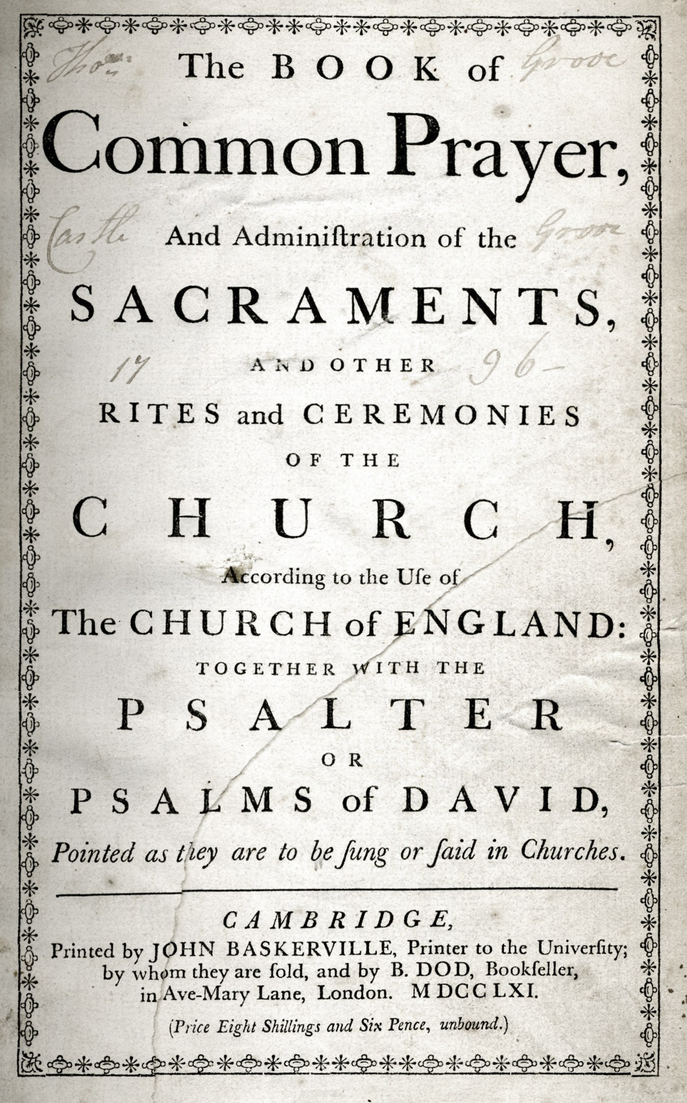 Ein abgenutztes, offenes Buch mit dem Titel "The Book of Common Prayer and Administration of the Sacraments, Rites and Ceremonies of the Church of England" zeigt eine Seite mit schwarzer Tinte.