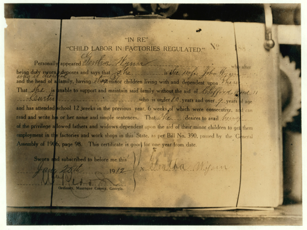 Schwarz-weißes Bild eines Kinderarbeitszeugnisses mit handgeschriebener Text.