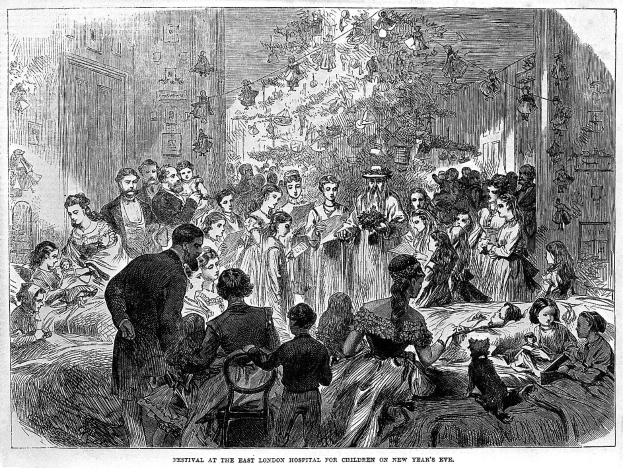 Schwarze und weiße Zeichnung einer Menschenmenge in einem Raum, einige stehen und einige sitzen auf Stühlen, mit Text unten lesbar "Festival im Ostlondoner Kinderkrankenhaus an Silvester".