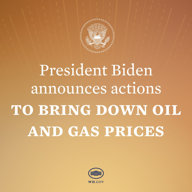 Präsident Biden an einem Rednerpult bei der Ankündigung von Maßnahmen zur Verringerung von Öl- und Gaspreisen, mit einem Plakat mit Logo und Text im Hintergrund.
