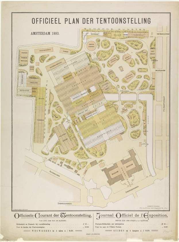 Alte Karte von Amsterdam, Niederlande, mit detailliertem offiziellen Plan für eine Ausstellung, einschließlich Straßen, Gebäuden, Sehenswürdigkeiten und spezifischen Informationen wie Datum, Uhrzeit und Ort.