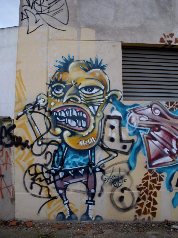 Eine Wand mit einem lebendigen Cartoon-Streetart-Gemälde, einem Fenster und einem Himmel als Hintergrund.