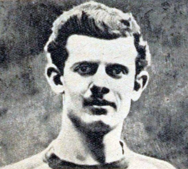 Schwarzes und weißes Porträt eines Schnauzbartträgers, wahrscheinlich der legendäre Fußballspieler, der im Alter von 89 Jahren starb.